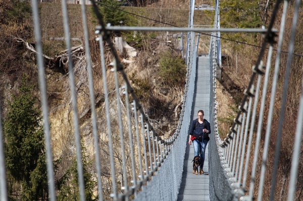 aaron_und_kathrin_auf_der_haengebruecke.jpg